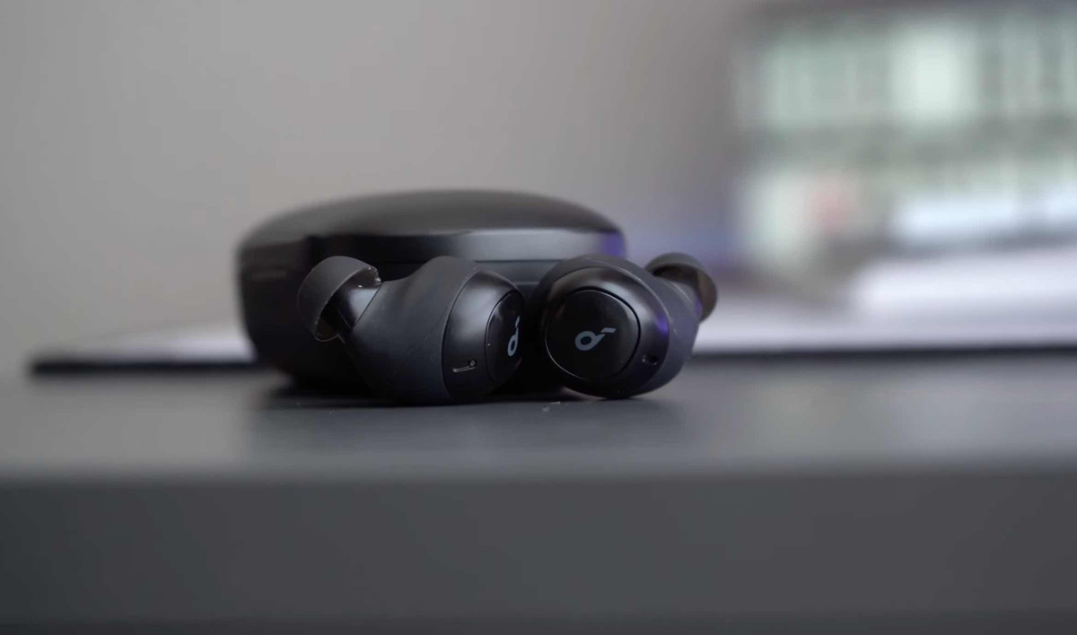 Soundcore Liberty có thời lượng pin tối đa 8 tiếng cho mỗi lần sạc, tổng cộng 100 tiếng nếu dùng chung hộp sạc. Thiết bị còn hỗ trợ sạc nhanh 5 phút cho một tiếng nghe nhạc. Tính năng Push and Go của Soundcore Liberty cho phép người dùng kết nối nhanh với smartphone bằng một lần chạm. Giá bán của tai nghe khoảng 1,3-1,5 triệu đồng. Ảnh: Jimmy Tries World/YouTube.