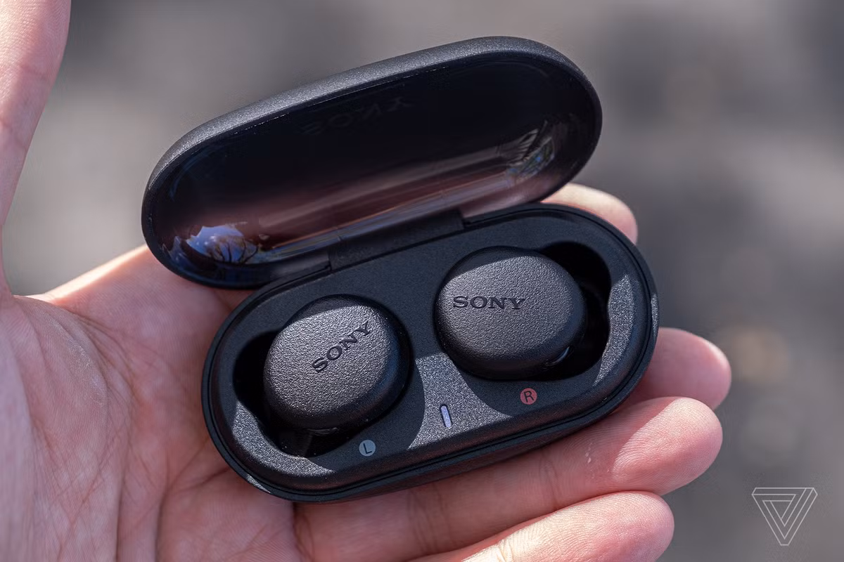 Tai nghe true wireless giá rẻ của Sony sử dụng kết nối Bluetooth 5.0, cổng sạc USB-C, chuẩn kháng nước IPX4 và công nghệ Extra Bass dành cho người dùng yêu thích nghe nhạc điện tử. Tất nhiên để có âm bass mạnh, dải âm trung cũng sẽ bị đánh đổi trên model này. Do là tai nghe giá rẻ, XB700 không được tích hợp chống ồn chủ động hay chế độ tăng cường âm thanh môi trường như một số model đắt tiền hơn. Ảnh: The Verge.