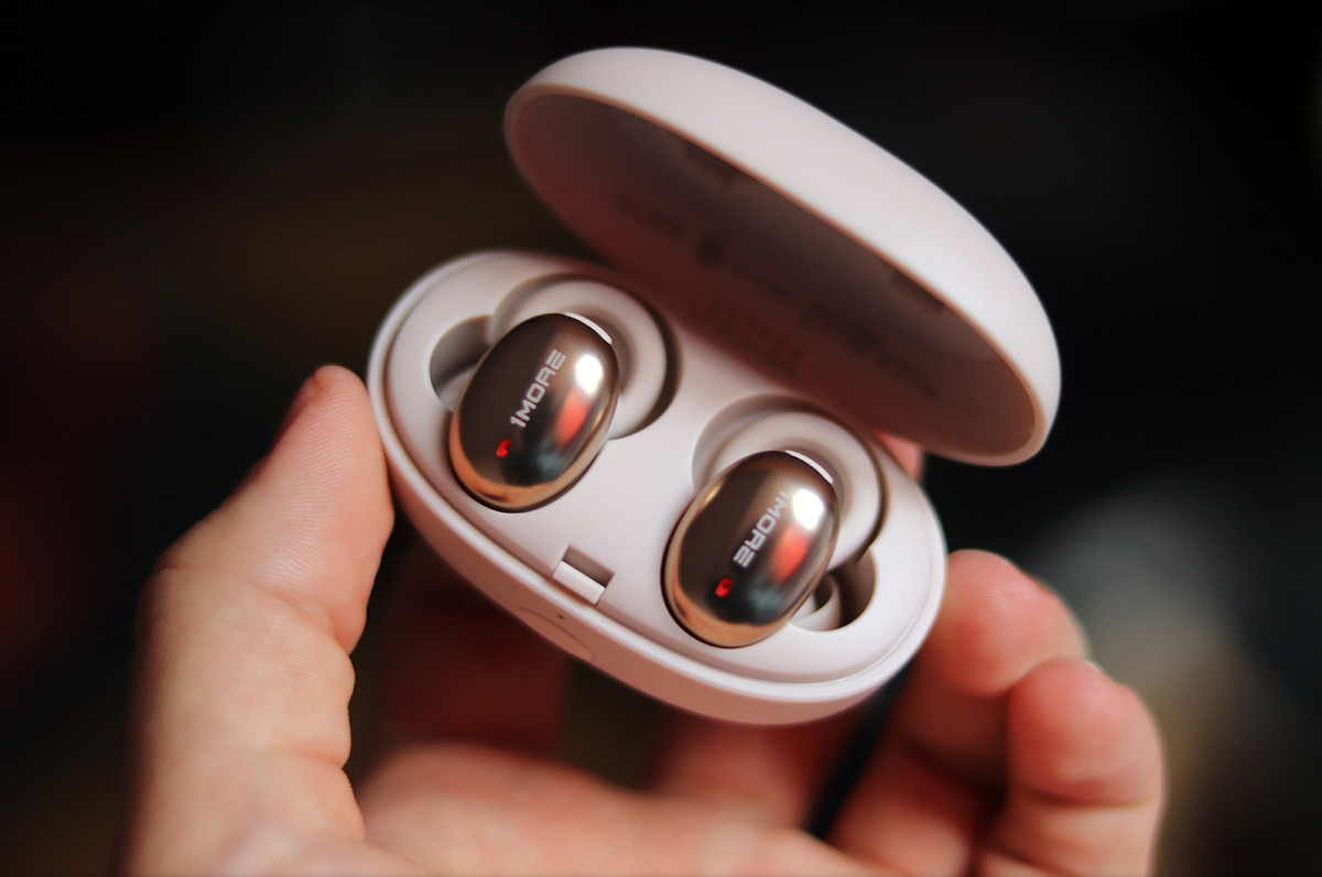  1More Stylish có củ tai nhỏ gọn, nhiều màu sắc thời trang như vàng, hồng và đen phù hợp cho giới trẻ. Mỗi củ tai nặng 6,2 g nên cảm giác khá thoải mái khi đeo, bên trong là driver 7 mm cho âm bass tốt, phù hợp với những người thích nghe nhạc điện tử. 1More cho biết tai nghe có thời lượng pin 6,5 tiếng sau mỗi lần sạc đầy, bên cạnh công nghệ sạc nhanh 15 phút cho 3 tiếng sử dụng. Ảnh: Head-Fi.