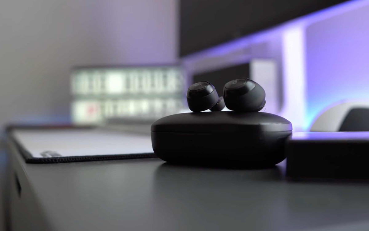 Tai nghe Anker Soundcore Liberty A3912 trang bị driver chất liệu graphene giúp tăng độ chi tiết cho âm thanh, củ tai dạng in-ear tạo cảm giác thoải mái khi đeo, chuẩn kháng nước/mồ hôi IPX5 cùng micro hỗ trợ đàm thoại, ra lệnh cho trợ lý ảo. Âm thanh khi nghe nhạc của Soundcore Liberty ở mức chấp nhận được, tuy nhiên chất lượng cuộc gọi khá kém khi micro có thể khiến âm thanh ở đầu dây bên kia bị vang, theo India Times. Ảnh: Jimmy Tries World/YouTube.