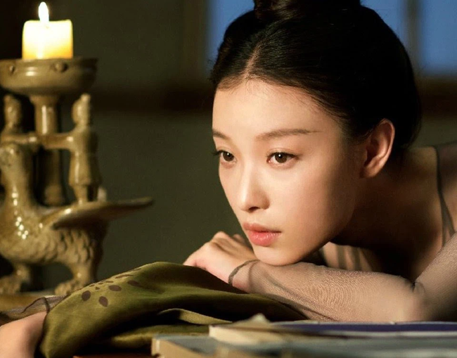 Nu nhan duoc doc sung hau cung, dem vinh hoa ve cho mau toc-Hinh-3