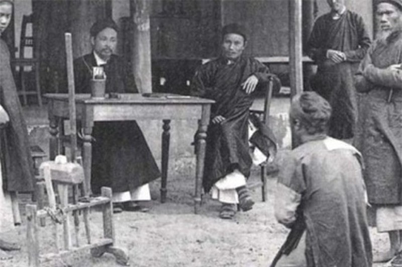 Tháng 5/1823, quan làm việc tại Phủ Nội vụ tên Lý Hữu Diệm lấy trộm hơn một lạng vàng bị phát hiện, đưa ra giữ chợ Đông Ba xử chém cho dân chúng được chứng kiến.