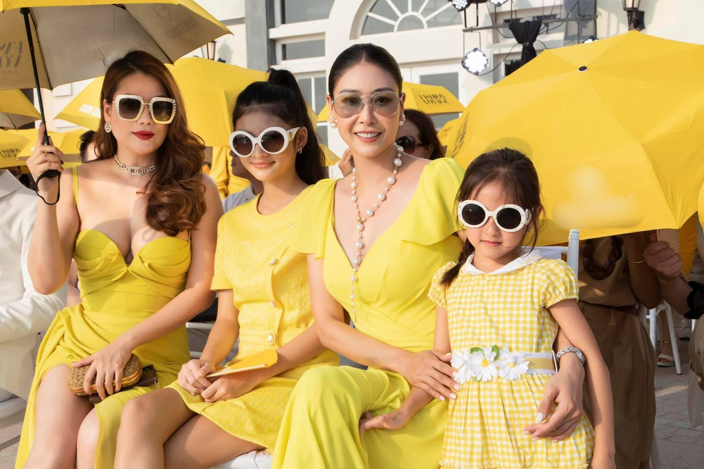 br/> Gia đình Hà Kiều Anh, Trương Ngọc Ánh và Anh Thơ (vợ diễn viên Bình Minh) có mối quan hệ thân thiết. Do đó, bé Viann cùng các anh trai thường xuyên gặp gỡ, du lịch hoặc tổ chức sinh nhật cùng bé Devon (con Trương Ngọc Ánh) và hai con diễn viên Bình Minh.