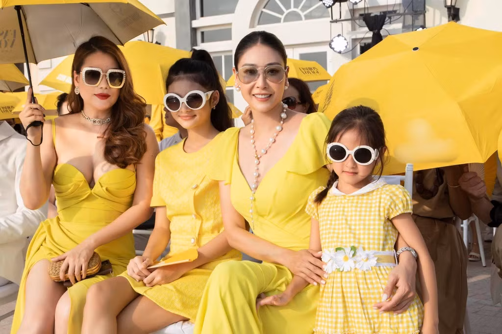 br/> Gia đình Hà Kiều Anh, Trương Ngọc Ánh và Anh Thơ (vợ diễn viên Bình Minh) có mối quan hệ thân thiết. Do đó, bé Viann cùng các anh trai thường xuyên gặp gỡ, du lịch hoặc tổ chức sinh nhật cùng bé Devon (con Trương Ngọc Ánh) và hai con diễn viên Bình Minh.