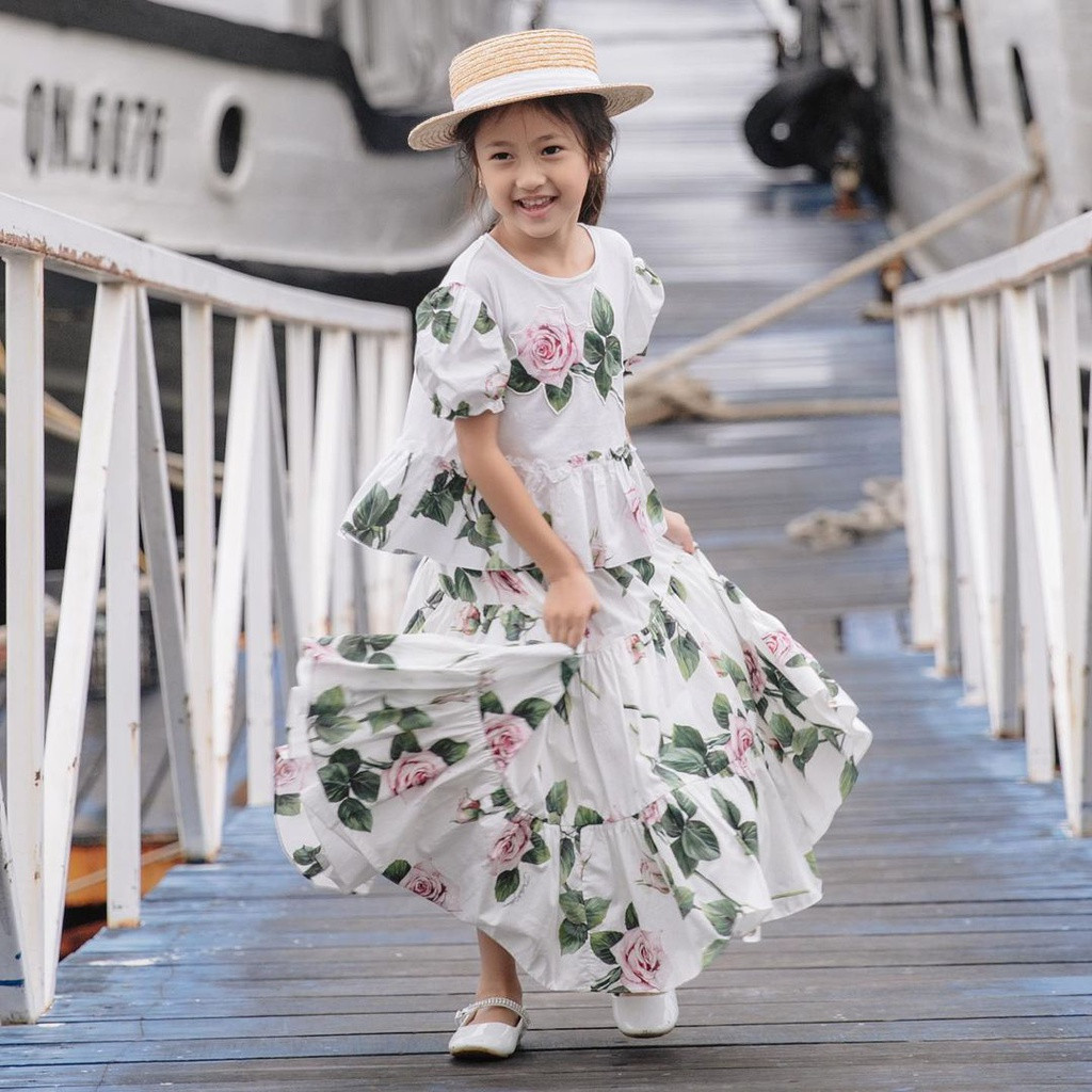 br/> Hà Kiều Anh tiết lộ Viann tập bơi từ nhỏ, mỗi tuần sẽ bơi 3-4 buổi và học thêm 5 buổi môn trượt patin. Ngoài ra, cô bé còn học thêm môn thể dục dụng cụ. Nhờ năng vận động, cô bé nhanh nhẹn, hoạt bát. Bé cũng có năng khiếu tạo dáng khi chụp ảnh.