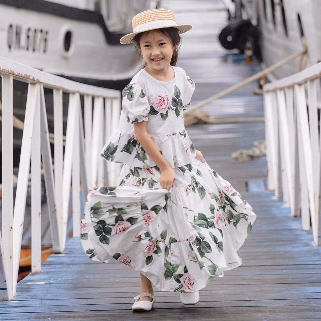 br/> Hà Kiều Anh tiết lộ Viann tập bơi từ nhỏ, mỗi tuần sẽ bơi 3-4 buổi và học thêm 5 buổi môn trượt patin. Ngoài ra, cô bé còn học thêm môn thể dục dụng cụ. Nhờ năng vận động, cô bé nhanh nhẹn, hoạt bát. Bé cũng có năng khiếu tạo dáng khi chụp ảnh.