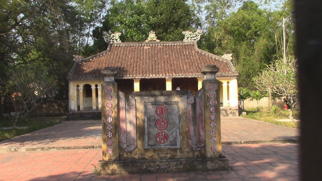 Ngoi dinh lang co 4 xe boc thep cua linh My keo khong sap