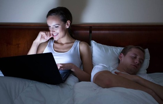 Co vo suot ngay mang chuyen cho chong len mang “cau like”