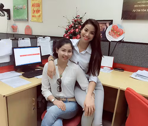 Mẹ Phạm Hương đặt đầm dạ hội 10 triệu rồi bom hàng - Hình 8 Me Pham Huong dat dam da hoi 10 trieu roi bom hang-Hinh-8