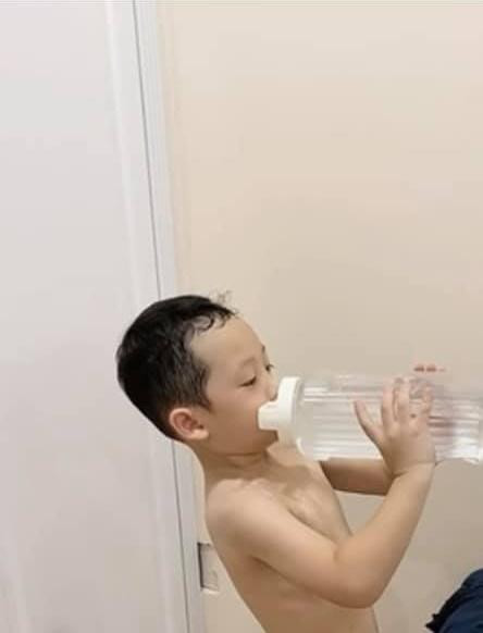 Moi 5 tuoi, con trai Ly Kute da cham giup me lam viec nha