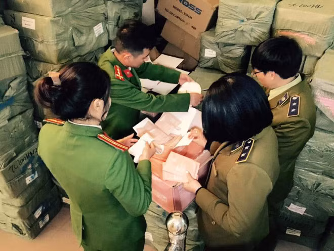 Tạm giữ 5 tấn mặt nạ mỹ phẩm không rõ nguồn gốc Tam giu 5 tan mat na my pham khong ro nguon goc