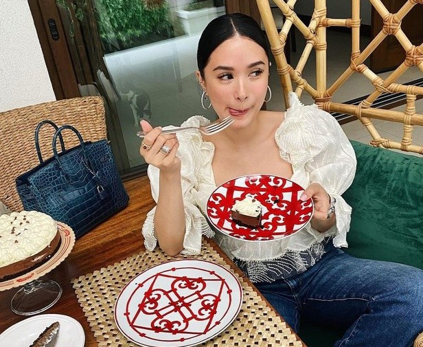 Mỹ nhân Philippines từng nhiều lần khoe bộ đĩa, tách trà Hermès Balcon du Guadalquivir trên trang cá nhân. Hiện tại chỉ riêng một đĩa ăn loại này có giá hơn 170 USD, trong khi nguyên bộ được bán với giá hơn 2.000 USD.