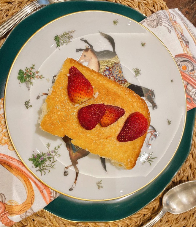 Evangelista còn có Hermès Cheval d'Orient - một trong những dòng ly đĩa cao cấp của Hermès - trong bộ sưu tập của mình. Tất cả mẫu thiết kế với hình ảnh chú ngựa đặc trưng thuộc dòng ly tách này đều được bán với giá không dưới 200 USD.