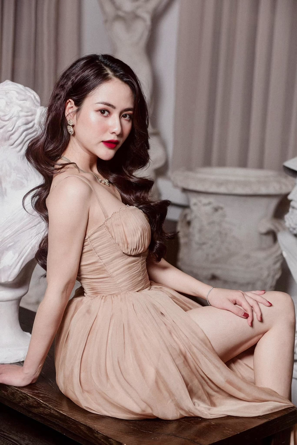 Việt Hoa sở hữu gương mặt xinh đẹp và đặc biệt là mái tóc dài đen nhánh.