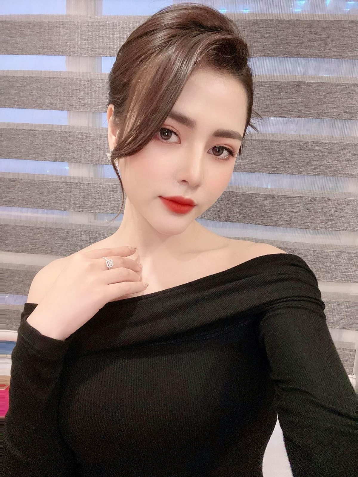 Năm 2020 không chỉ ghi dấu màn ảnh của Việt Hoa trong 2 phim truyền hình mà cô còn nhận giải Gương mặt nghệ sĩ tiêu biểu ngành nghệ thuật biểu diễn năm 2020 của Bộ VHTTDL.