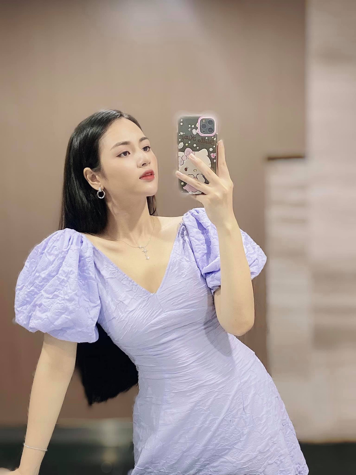 Nhan sắc đời thường của nữ diễn viên 25 tuổi. Vốn quen thuộc với những vai cá tính, đanh đá, khán giả chờ đợi vai diễn mới của Việt Hoa trong 'Hương vị tình thân' sẽ là một vai nhu mì, hiền lành.