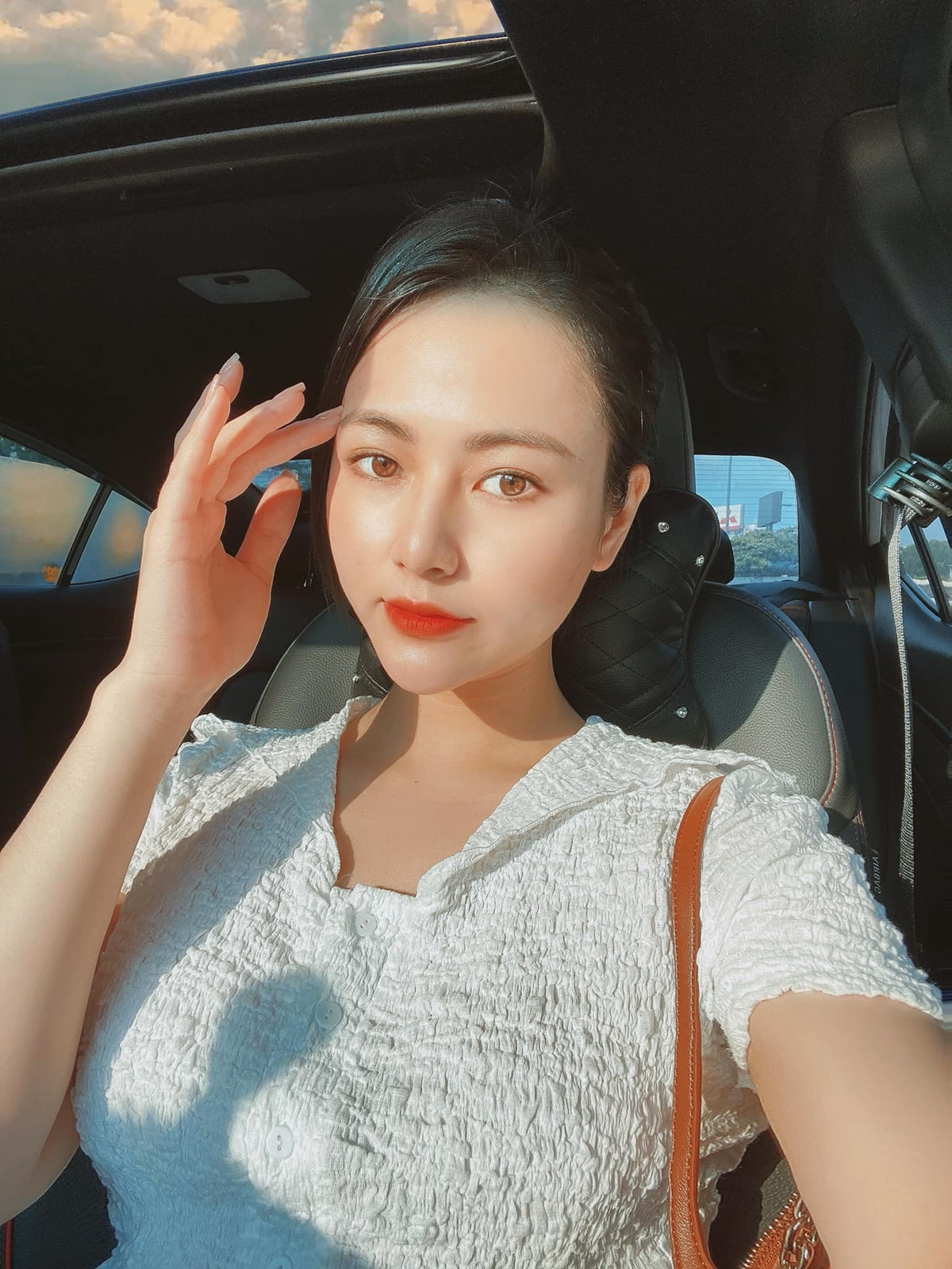 Hình ảnh gần đây nhất được Việt Hoa chia sẻ trên trang cá nhân sau thời gian dài im ắng. Nữ diễn viên nói thời gian qua cô nghỉ vì dịch bệnh và hứa với khán giả sắp quay lại nhưng không chia sẻ cụ thể.