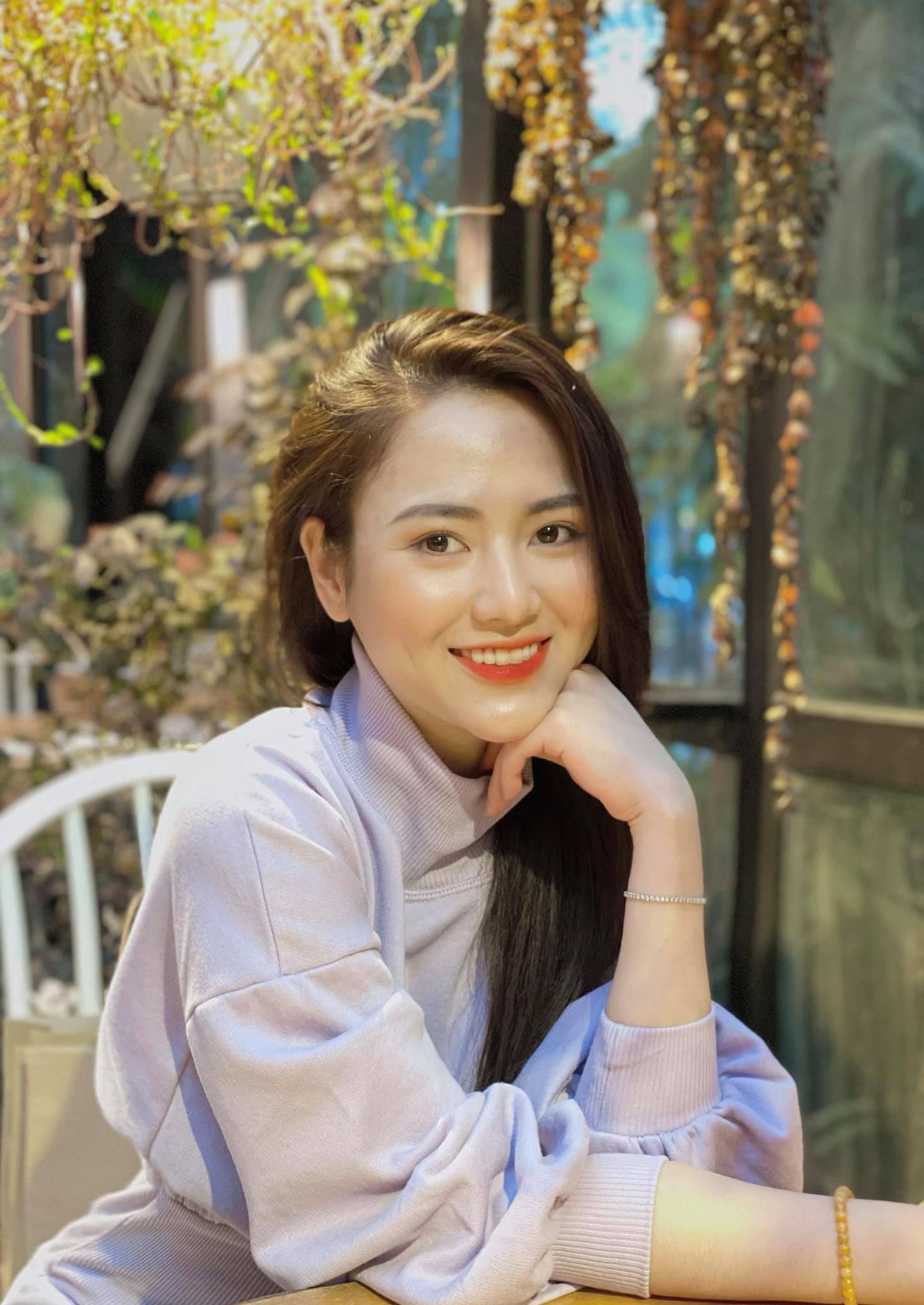 Việt Hoa tốt nghiệp lớp Diễn viên kịch, điện ảnh của ĐH Sân khấu Điện ảnh Hà Nội và hiện đang làm việc ở Nhà hát Kịch Việt Nam.