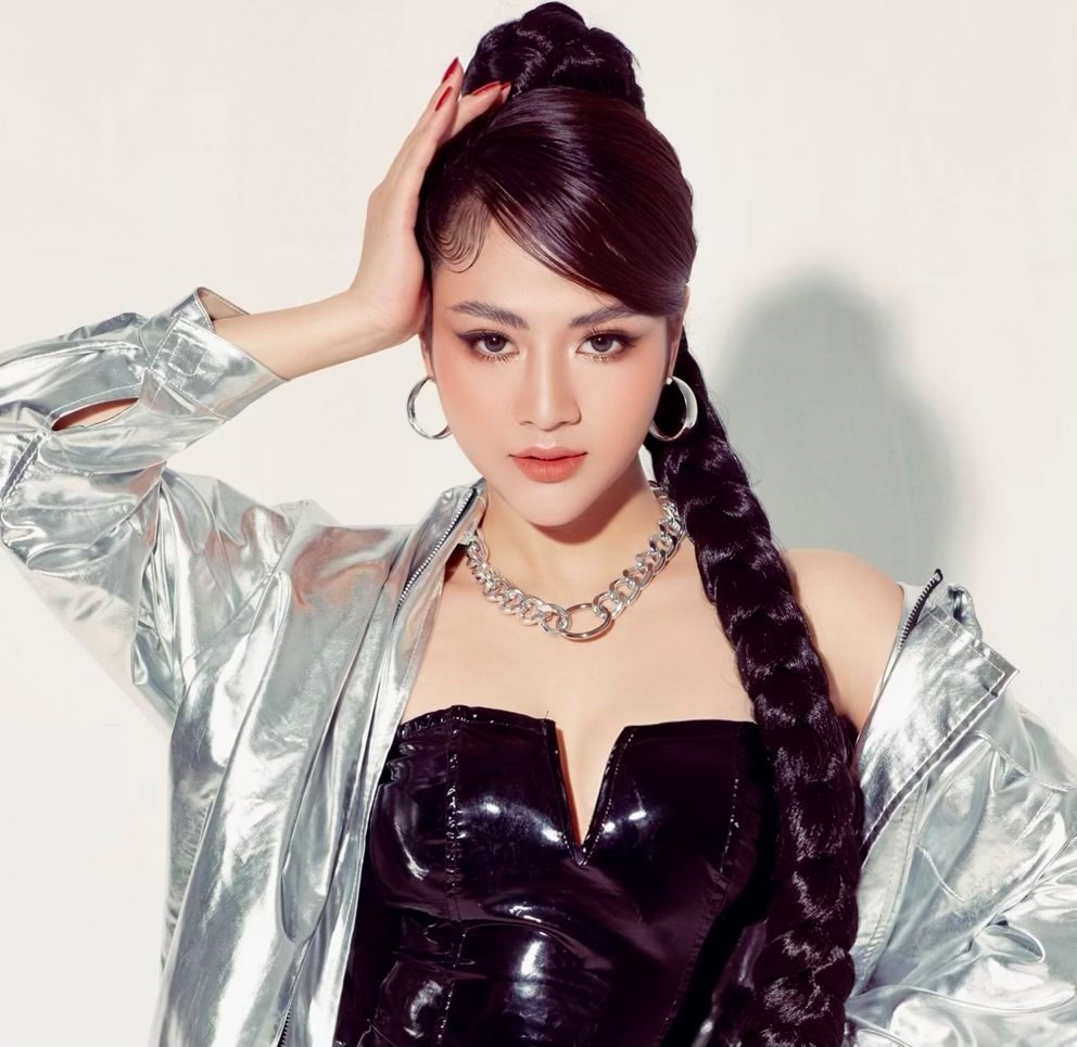 Khác với hình ảnh từng xuất hiện trên phim hay loạt ảnh đời thường, Việt Hoa cũng có lúc khiến khán giả ngỡ ngàng với tạo hình cá tính, nổi loạn.