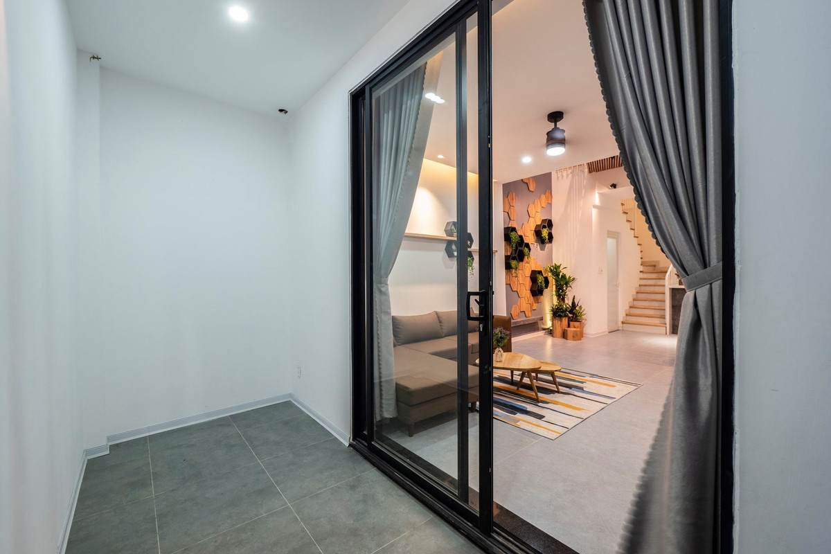 Ngoi nha o Da Nang, muon den cac phong phai qua chiec “cau vat veo”-Hinh-22