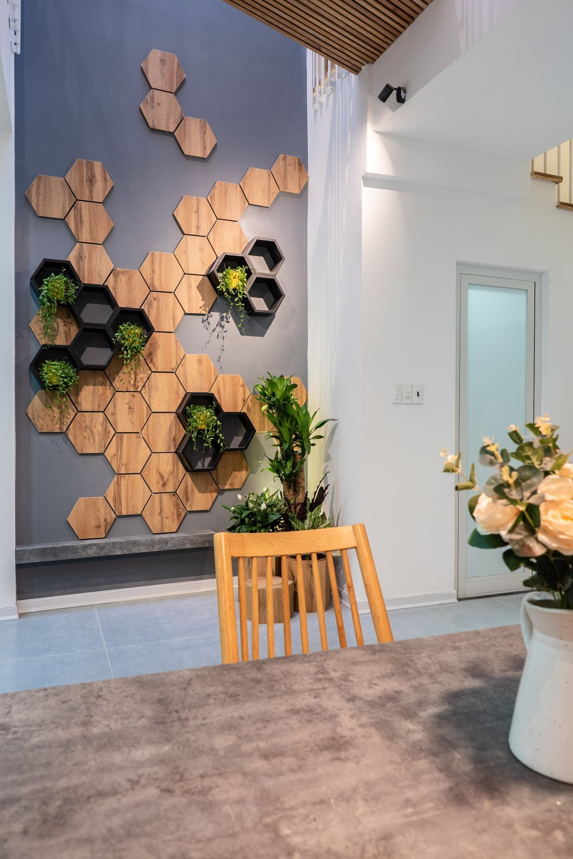 Ngoi nha o Da Nang, muon den cac phong phai qua chiec “cau vat veo”-Hinh-8