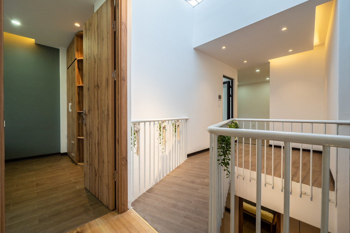 Ngoi nha o Da Nang, muon den cac phong phai qua chiec “cau vat veo”-Hinh-16