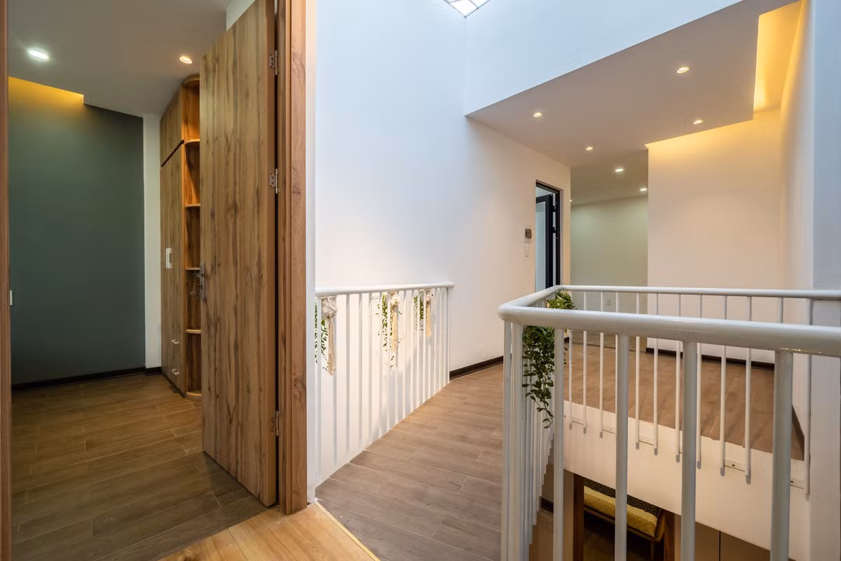 Ngoi nha o Da Nang, muon den cac phong phai qua chiec “cau vat veo”-Hinh-16