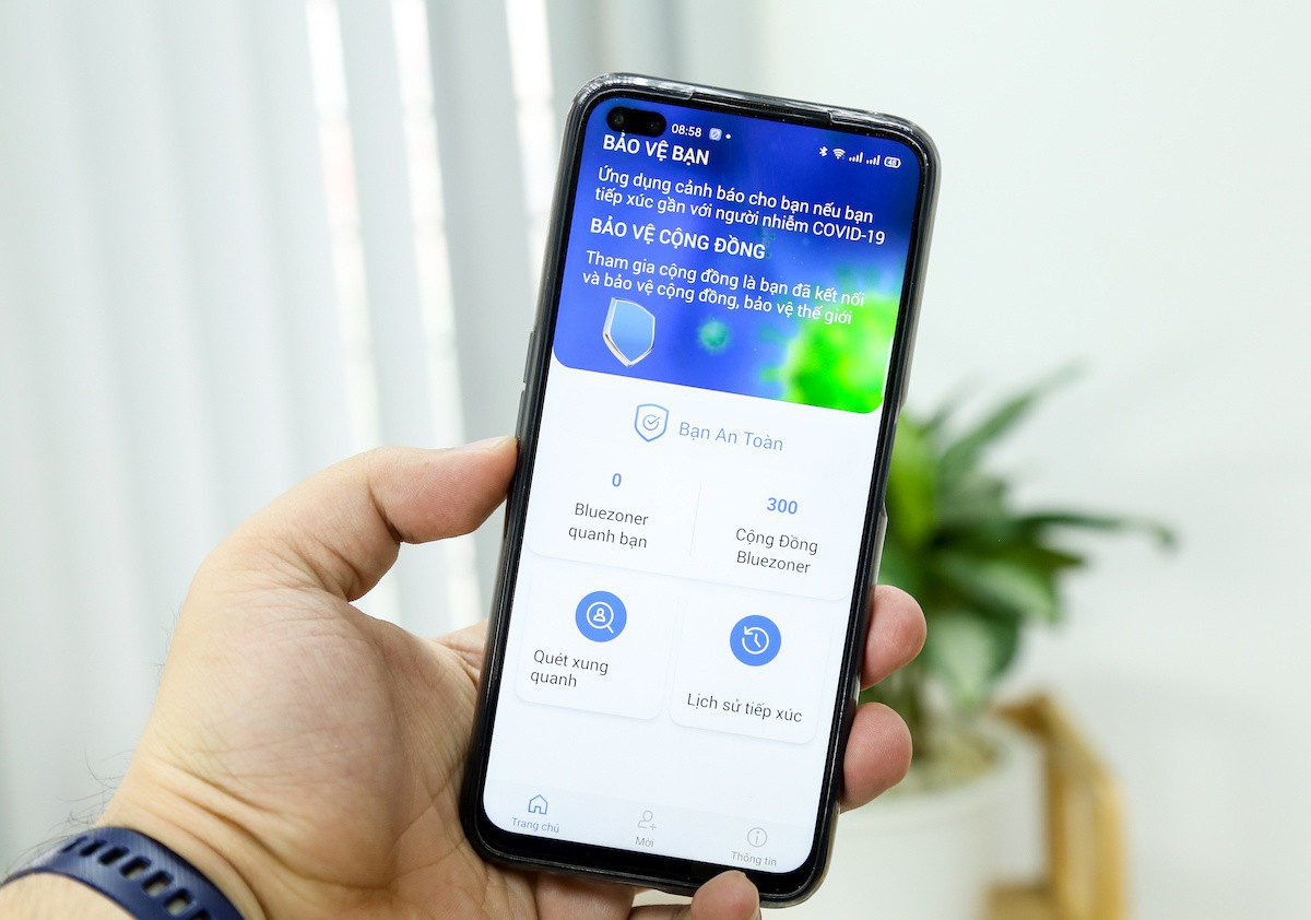 Bluezone là ứng dụng do Bộ TT&amp;TT chỉ đạo phát triển thông qua sự hỗ trợ của Bkav. Đây là ứng dụng cảnh báo khi một người tiếp xúc gần với người nhiễm Covid-19, giúp giảm nguy cơ lây lan trong cộng đồng. Khi có ca nhiễm, lịch sử trong ứng dụng cho biết người dùng từng tiếp xúc với ca nhiễm này hay chưa, nếu cả hai đều dùng Bluezone. Ảnh: Văn Đặng.