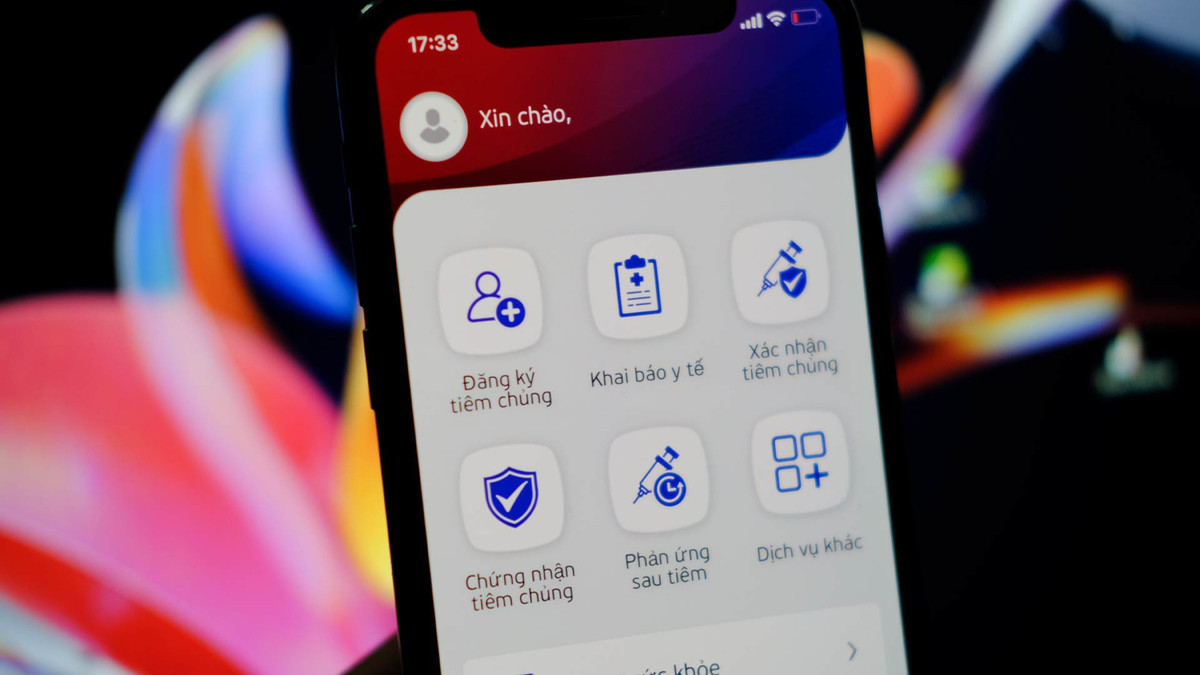 Trong ứng dụng Sổ sức khỏe điện tử, người dùng có thể đăng ký tiêm vaccine Covid-19, xác nhận tiêm vaccine tại điểm tiêm chủng, xem chứng nhận tiêm chủng, báo cáo phản ứng sau khi tiêm, khai báo y tế và đặt lịch khám tại các bệnh viện. Do là ứng dụng cho toàn xã hội, giao diện của Sổ sức khỏe điện tử đơn giản, dễ sử dụng. Ảnh: Xuân Sang.
