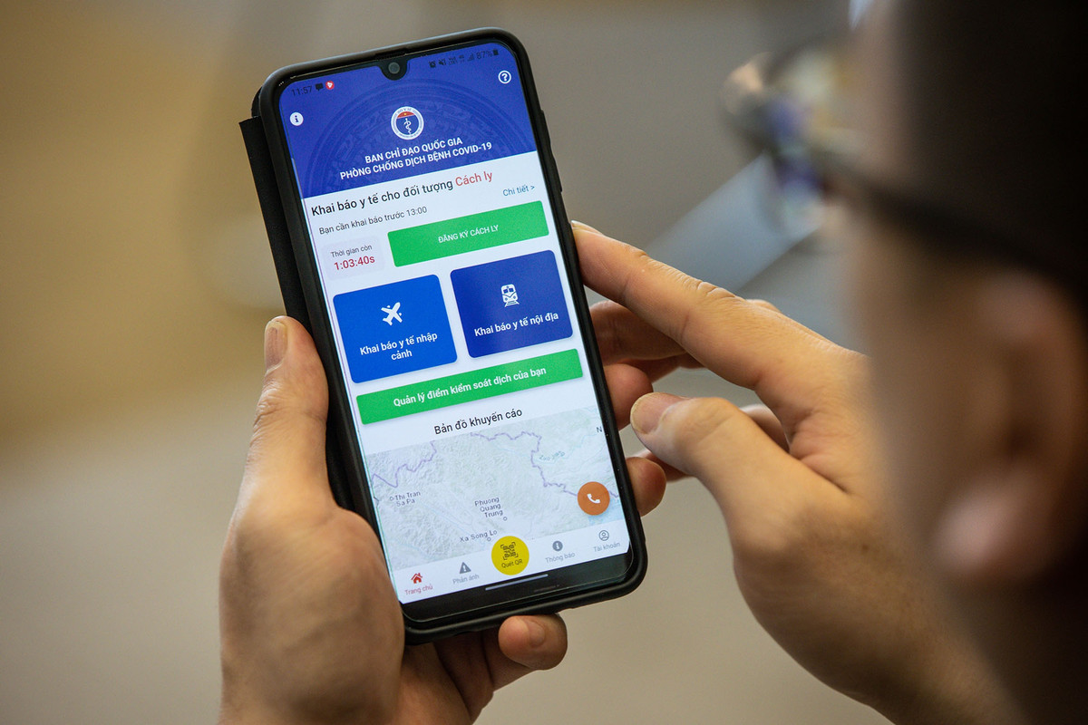 Ngày 14/7, Sở Thông tin &amp; Truyền thông TP.HCM đã ban hành kế hoạch quản lý, giám sát các trường hợp cách ly tại nhà. Việc quản lý có thể ứng dụng giải pháp công nghệ, cụ thể là app VHD. Trong bản cập nhật mới, ứng dụng đã bổ sung tính năng khai báo y tế cho người cách ly theo các khung giờ. Khi bấm vào khai báo y tế, người dùng được yêu cầu điền thông tin về triệu chứng y tế nếu có, chụp ảnh khuôn mặt và dùng tính năng định vị để xác định vị trí ở thời điểm đó. Người cách ly không ở đúng vị trí đã đăng ký, cảnh báo sẽ được gửi tới cơ sở quản lý tại địa phương để kiểm tra. Ảnh: M. Sơn.