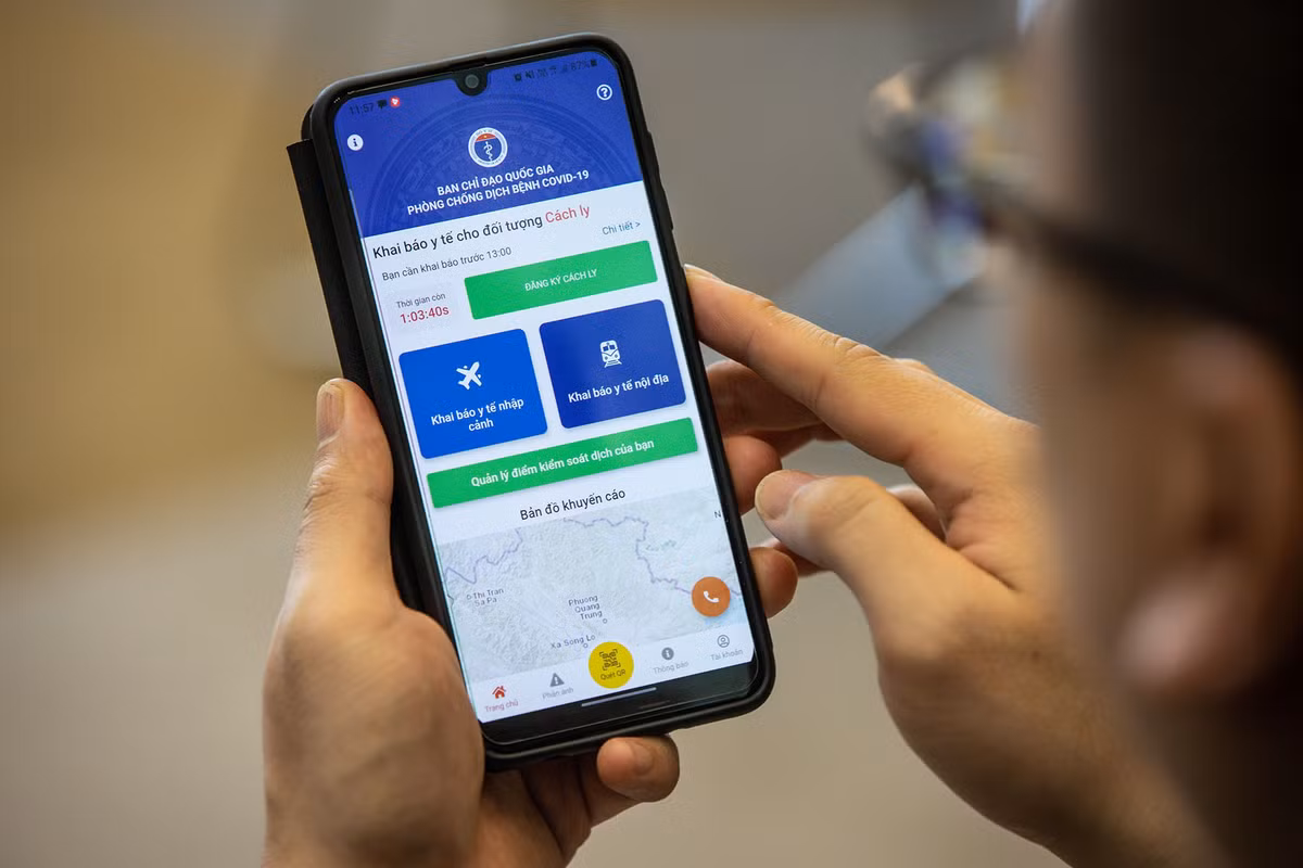 Ngày 14/7, Sở Thông tin &amp; Truyền thông TP.HCM đã ban hành kế hoạch quản lý, giám sát các trường hợp cách ly tại nhà. Việc quản lý có thể ứng dụng giải pháp công nghệ, cụ thể là app VHD. Trong bản cập nhật mới, ứng dụng đã bổ sung tính năng khai báo y tế cho người cách ly theo các khung giờ. Khi bấm vào khai báo y tế, người dùng được yêu cầu điền thông tin về triệu chứng y tế nếu có, chụp ảnh khuôn mặt và dùng tính năng định vị để xác định vị trí ở thời điểm đó. Người cách ly không ở đúng vị trí đã đăng ký, cảnh báo sẽ được gửi tới cơ sở quản lý tại địa phương để kiểm tra. Ảnh: M. Sơn.