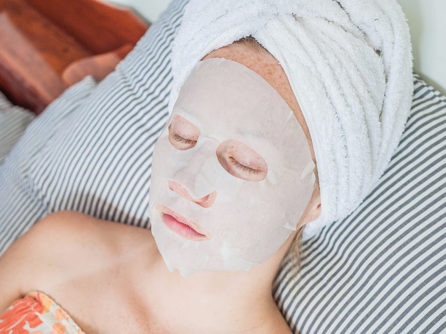  Đắp mặt nạ: Theo Best Health Magazine, bạn nên sử dụng mặt nạ có tác dụng dưỡng ẩm cho da. Đặc biệt, nếu bạn đi chơi muộn hoặc uống rượu buổi tối, hãy đắp mặt nạ ban đêm để làn da vẫn trông khỏe mạnh vào sáng hôm sau. Bạn có thể đắp mặt nạ giấy, gel hoặc kem trong khoảng 20 phút trước khi đi ngủ. Ảnh: Insider.