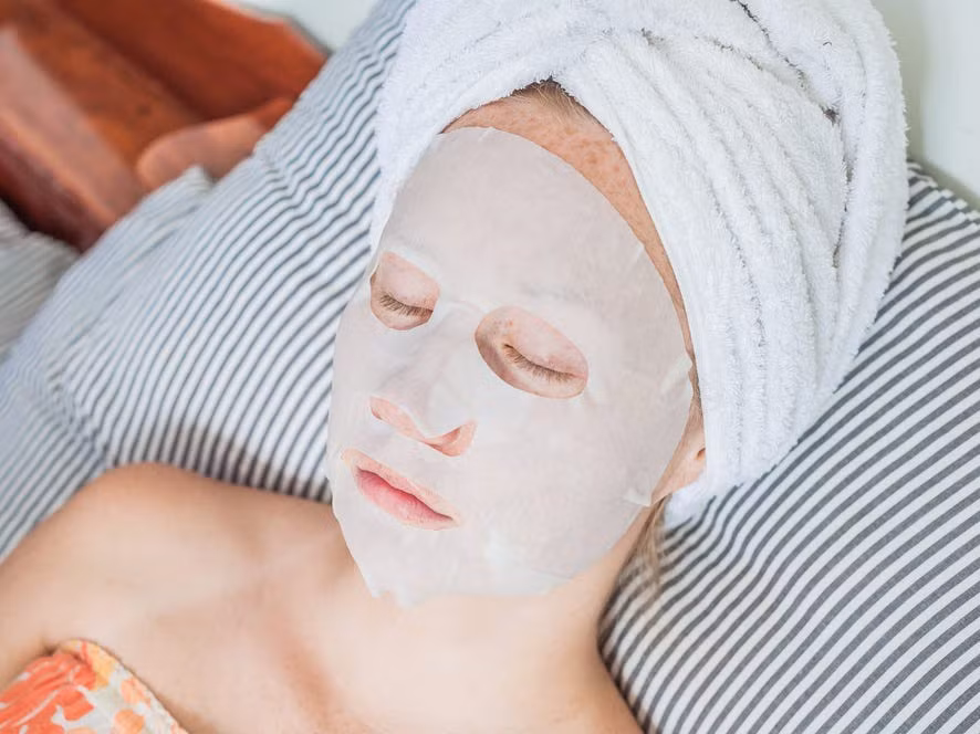  Đắp mặt nạ: Theo Best Health Magazine, bạn nên sử dụng mặt nạ có tác dụng dưỡng ẩm cho da. Đặc biệt, nếu bạn đi chơi muộn hoặc uống rượu buổi tối, hãy đắp mặt nạ ban đêm để làn da vẫn trông khỏe mạnh vào sáng hôm sau. Bạn có thể đắp mặt nạ giấy, gel hoặc kem trong khoảng 20 phút trước khi đi ngủ. Ảnh: Insider.