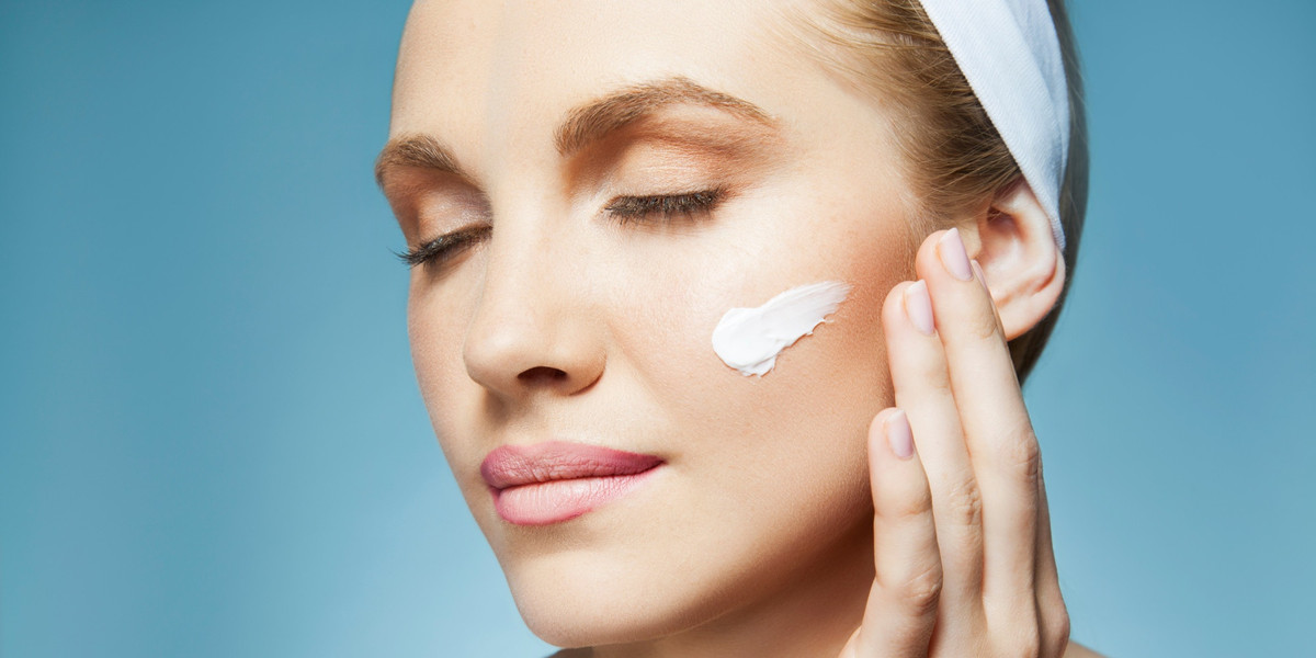  Sử dụng mỹ phẩm chống lão hóa: Retinol là dưỡng chất giúp giảm tốc độ lão hóa và góp phần phục hồi da. Nó tăng cường sản sinh collagen và làm chậm lại quá trình phân hủy thành phần này trong da. Ngoài ra, peptide kích hoạt collagen, làm chậm quá trình lão hóa, giúp da trông sáng đẹp và tươi trẻ hơn. Bạn cũng cần dùng kem dưỡng mắt hàng ngày vì vùng da quanh mí mắt mỏng và dễ để lộ dấu hiệu tuổi tác. Ảnh: Prevention.