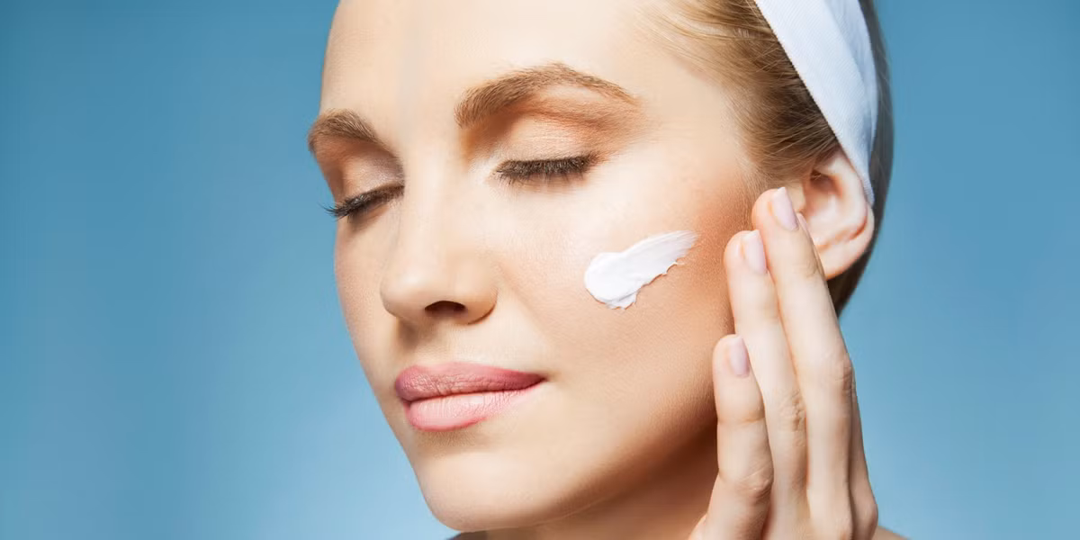  Sử dụng mỹ phẩm chống lão hóa: Retinol là dưỡng chất giúp giảm tốc độ lão hóa và góp phần phục hồi da. Nó tăng cường sản sinh collagen và làm chậm lại quá trình phân hủy thành phần này trong da. Ngoài ra, peptide kích hoạt collagen, làm chậm quá trình lão hóa, giúp da trông sáng đẹp và tươi trẻ hơn. Bạn cũng cần dùng kem dưỡng mắt hàng ngày vì vùng da quanh mí mắt mỏng và dễ để lộ dấu hiệu tuổi tác. Ảnh: Prevention.