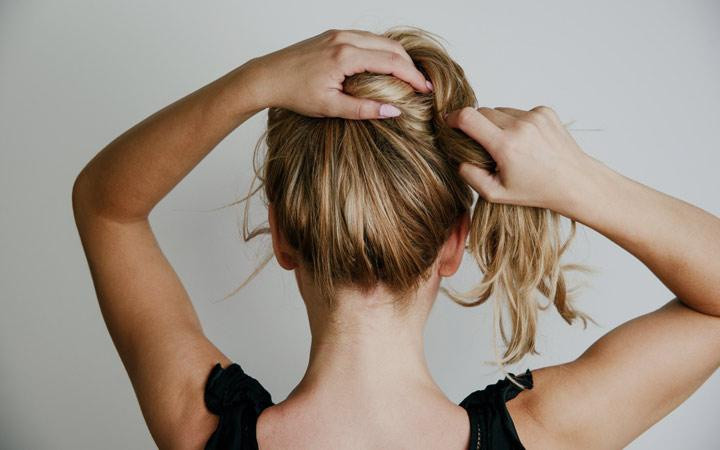 Buộc tóc đi ngủ: Nghe tưởng chừng khó chịu nhưng buộc tóc lại là cách giữ da luôn khỏe mạnh. Dầu và bụi bẩn từ tóc có thể tích tụ trên mặt và gối, làm tăng khả năng nổi mụn. Buộc tóc sẽ giữ các lọn tóc không bị dính vào mặt. Ảnh: Skinkraft.