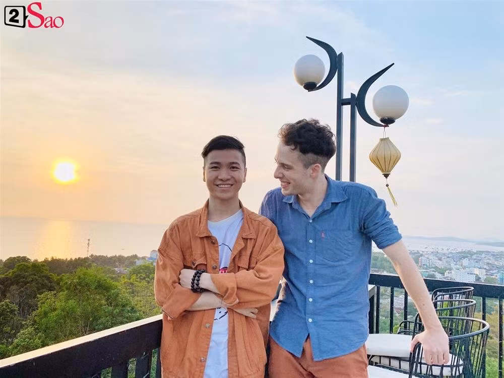 Chuyen tinh xuyen bien gioi ngot lim cua thay giao Viet va trai Tay-Hinh-2