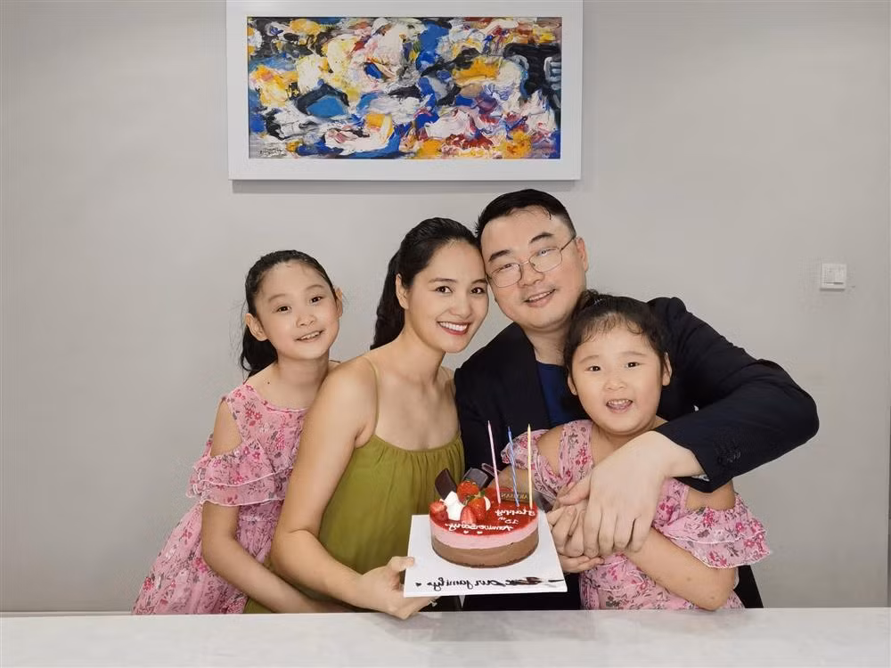 Đặc biệt, nhiều người chú ý tới ngoại hình của 4 thành viên trong gia đình hoa hậu, với 2 "trường phái" rất rõ ràng. Trong khi con gái lớn Tiểu Panda thừa hưởng nhiều nét đẹp của mẹ, cô út Polar lại dễ thương, bầu bĩnh, là "bản sao" của ông bố ngoại quốc.