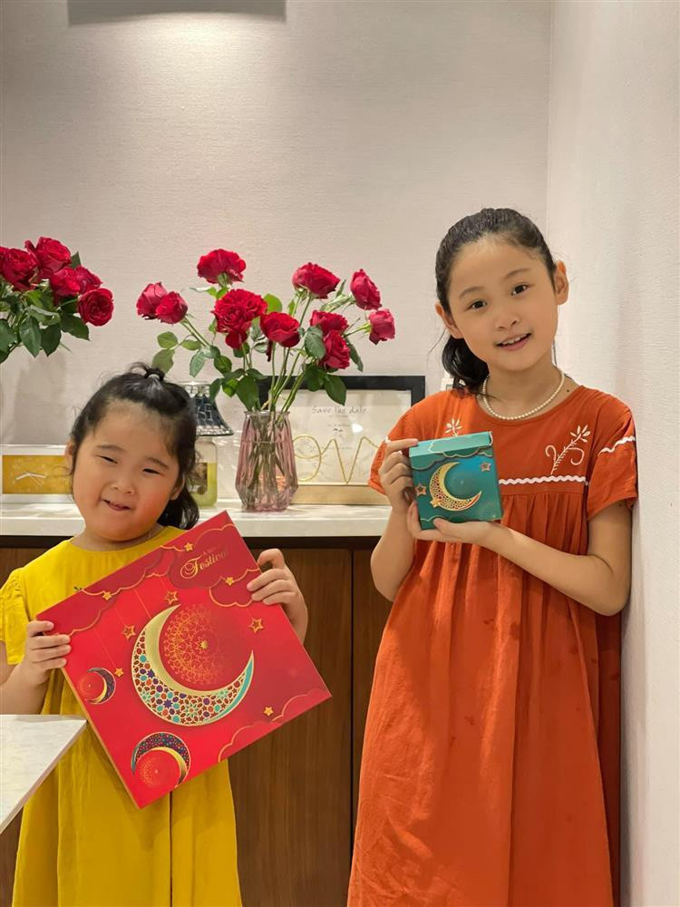 ương Giang từng bật mí giữa các bé thường xuyên xảy ra "cãi cọ", và mẹ phải làm "quan tòa" bất đắc dĩ phân xử nhiều vụ ồn ào. Tuy nhiên những sự việc trôi qua rất nhanh, 2 chị em trở lại yêu thương, quấn quít.