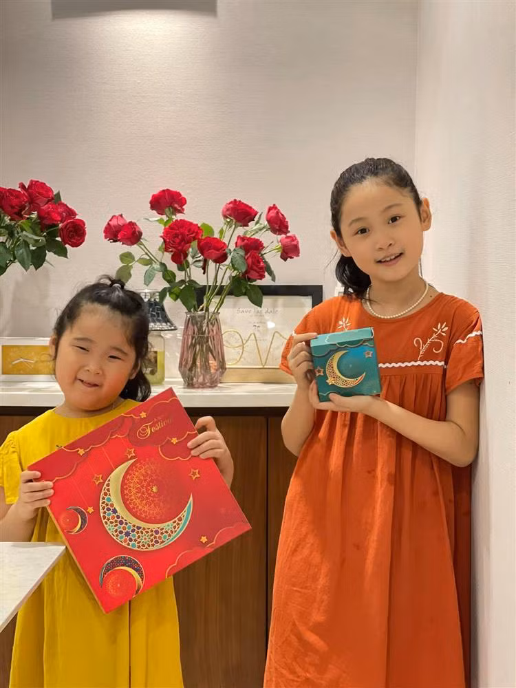 Hương Giang từng bật mí giữa các bé thường xuyên xảy ra "cãi cọ", và mẹ phải làm "quan tòa" bất đắc dĩ phân xử nhiều vụ ồn ào. Tuy nhiên những sự việc trôi qua rất nhanh, 2 chị em trở lại yêu thương, quấn quít.