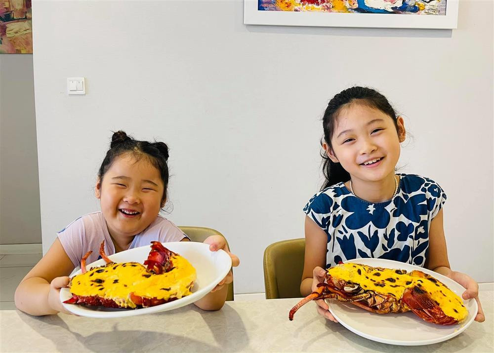 hững khoảnh khắc đời thường đáng yêu của 2 con gái hoa hậu.