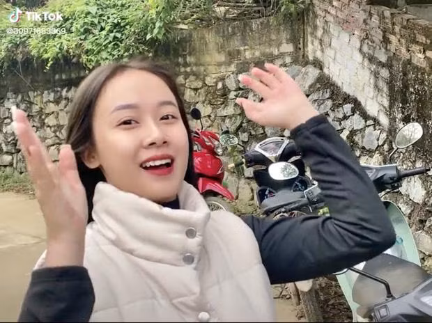 Nu sinh Lao Cai bat ngo noi tieng sau khi ban hang o cho phien