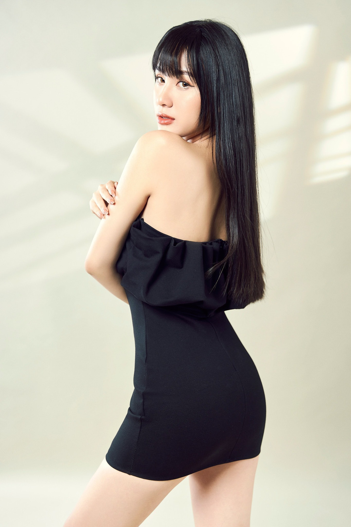 Mỹ Duyên có năng khiếu múa từ nhỏ. Lên cấp 3, song song với việc học, cô tự kiếm tiền bằng cách làm diễn viên múa. Khi vào đại học ở TP.HCM, nữ sinh bén duyên với nghề mẫu ảnh. “Mình rất thích tự chủ tài chính. Làm mẫu ảnh giúp mình trang trải phần nào chi phí học tập cũng như sinh hoạt ở hiện tại”, Mỹ Duyên nói.