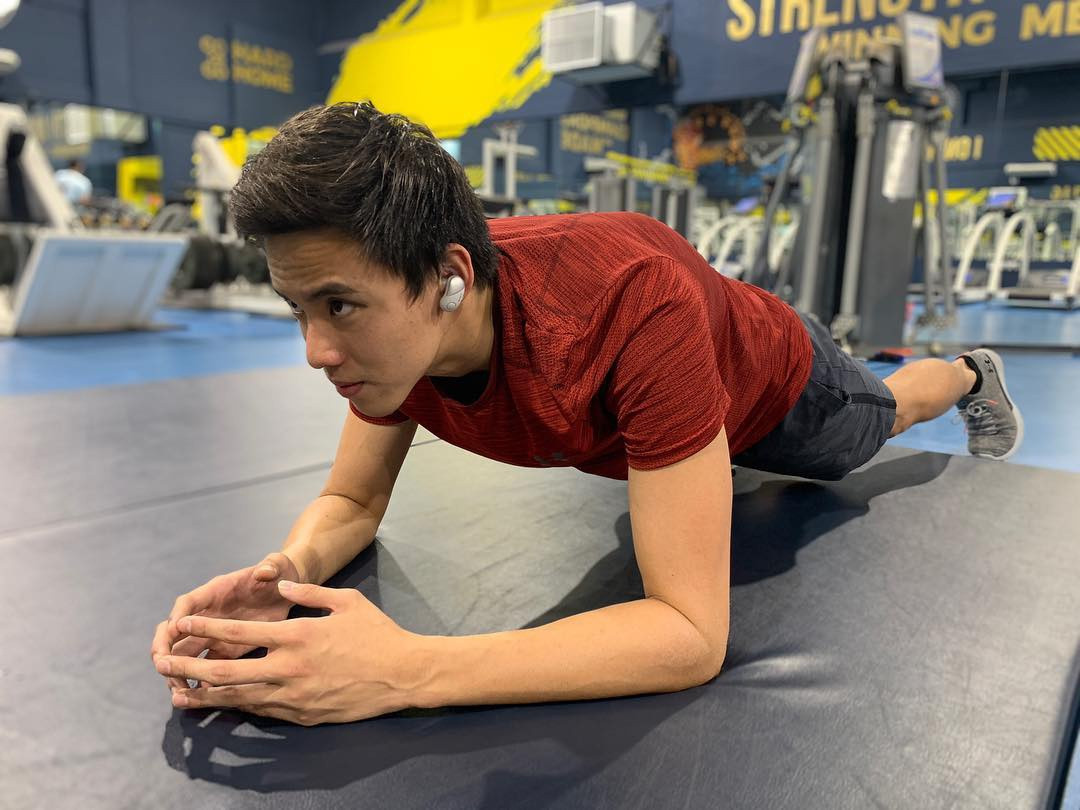 Bên cạnh công việc tập luyện chăm chỉ và tham gia các giải đấu trong nước lẫn quốc tế, Welson Sim còn là gương mặt đại diện ưa thích cho một số nhãn hàng lớn tại Malaysia.