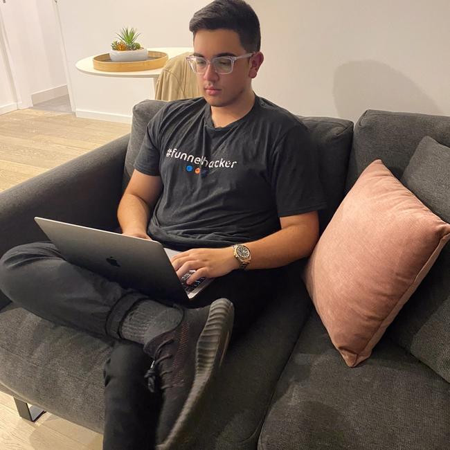 Nam sinh 16 tuoi tro thanh trieu phu nho dich Covid-19