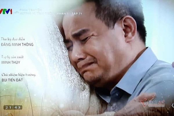 Trong khi đó, ông Khang hẳn gặp nhiều biến cố đến mức gục đầu vào bà Dần khóc.