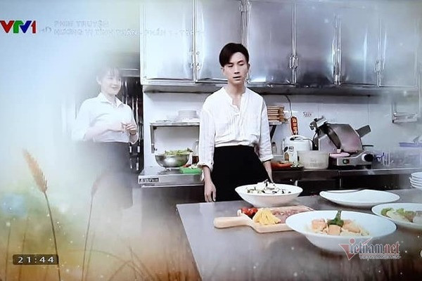 Huy vẫn tiếp tục công việc nấu ăn và bên anh đã xuất hiện cô gái mới.