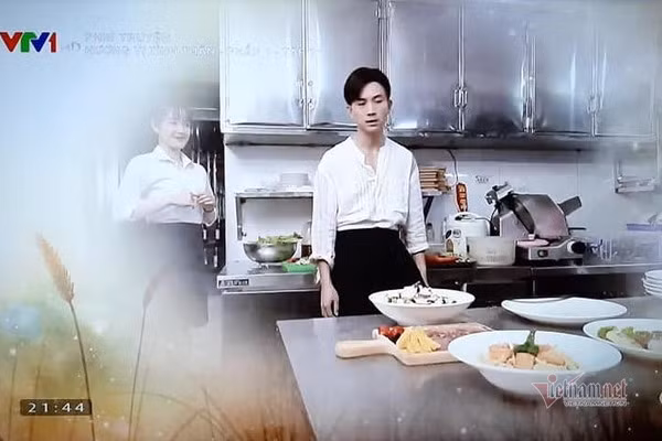 Huy vẫn tiếp tục công việc nấu ăn và bên anh đã xuất hiện cô gái mới.