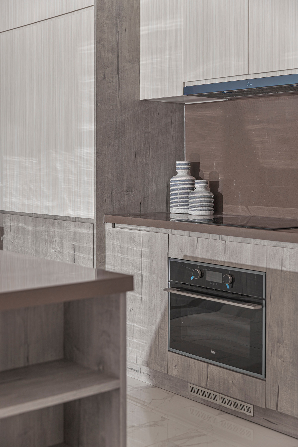 Nội thất bếp có thiết kế đơn giản, màu trầm nhưng vẫn đem lại cảm giác ấm cúng, gần gũi.