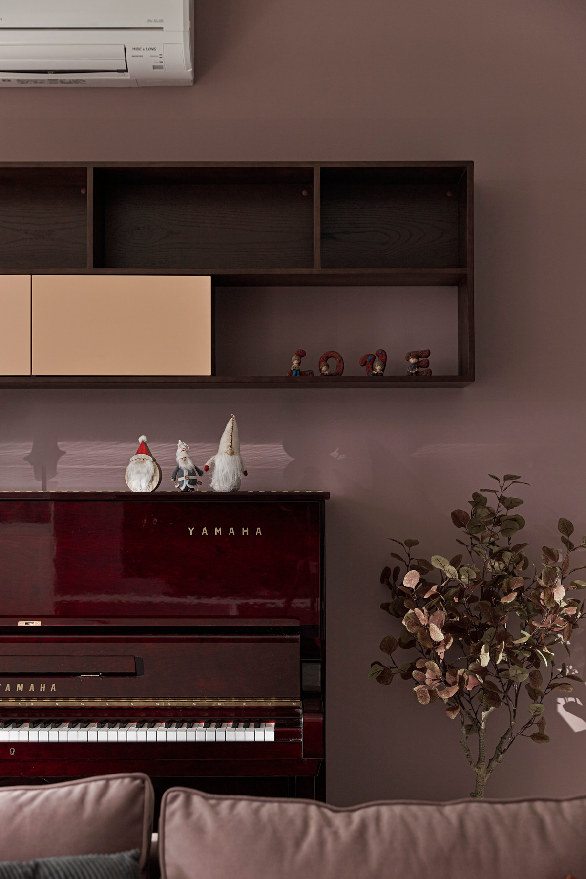 Gam màu nhã nhặn nhưng không gian sống không bị mờ nhạt nhờ dàn nội thất và đồ trang trí sang trọng, cao cấp.